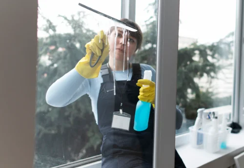 Nettoyage de vitres intérieures et extérieures à Cerisy